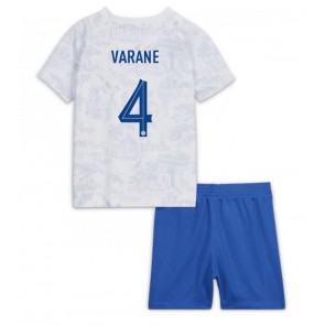Lacne Dětský Futbalové dres Francúzsko Raphael Varane #4 MS 2022 Krátky Rukáv - Preč (+ trenírky)